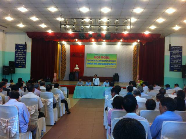 Ông Trần Ngọc Hổ - Chủ tịch UBND quận trả lời các ý kiến tại buổi tiếp xúc tại trung tâm văn hóa.