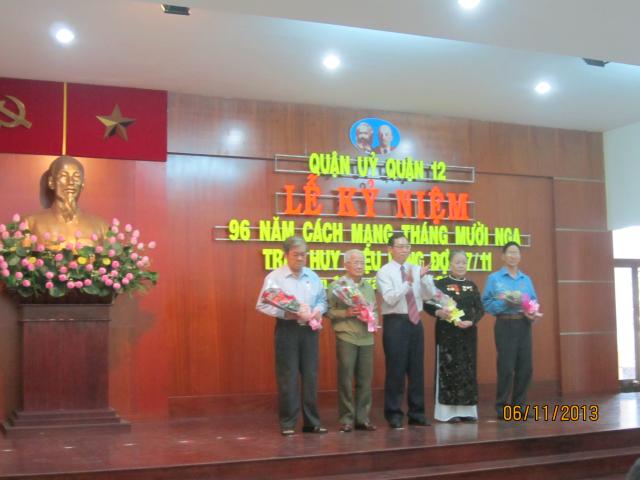 Đồng chí Bí thư Quận ủy trao huy hiệu Đảng cho các Đảng viên