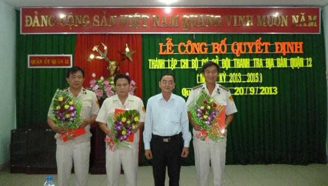 Đ/c Lý Minh Trúc - Phó bí thư thường trực Quận ủy trao quyết định cho cấp ủy chi bộ